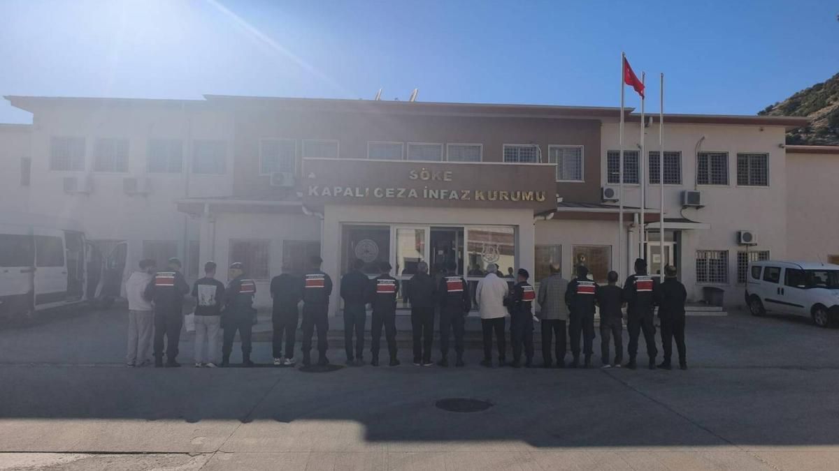 Kuşadası'nda çeşitli suçlardan aranan 11 kişi yakalandı