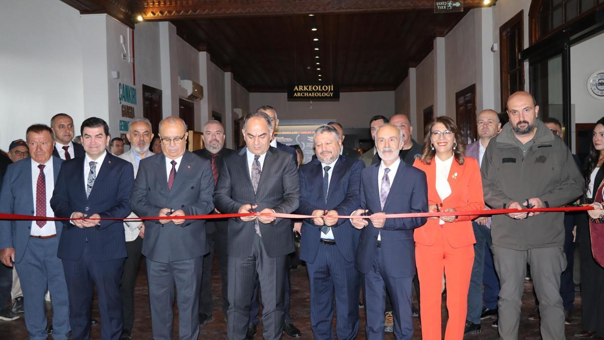 Çankırı'da "Ateşin Ahşaba, Boyanın Tuvale Dokunuşu" sergisi açıldı