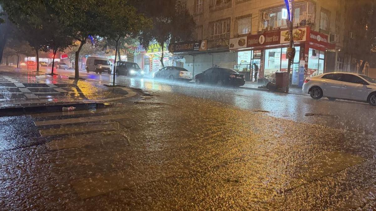 Şanlıurfa'da sağanak yağış sele neden oldu! Evleri su bastı
