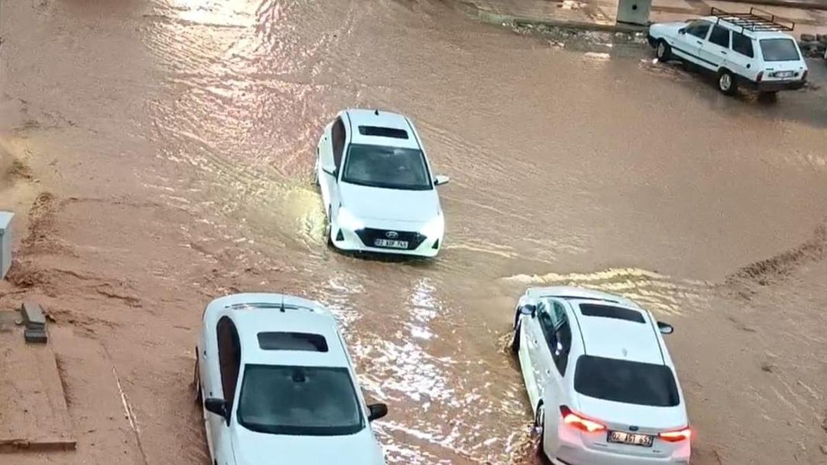 Adıyaman’da sağanak; araçlar suya gömüldü, caddeleri su bastı