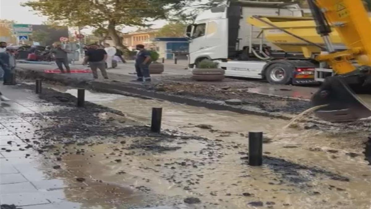Beşiktaş'ta su borusu patladı; Zincirlikuyu alt geçidini su bastı