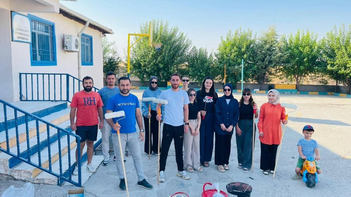 Silopi’de öğretmenler, görev yaptıkları okulu boyadı