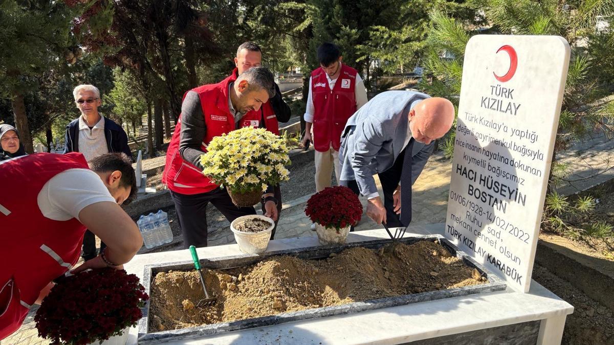 Karabük'te Türk Kızılay, merhum hayırseverin kabrini yaptırdı