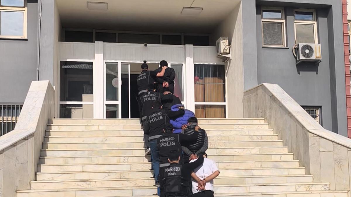 Uyuşturucu operasyonunda suçüstü yakalanan 5 şüpheli tutuklandı