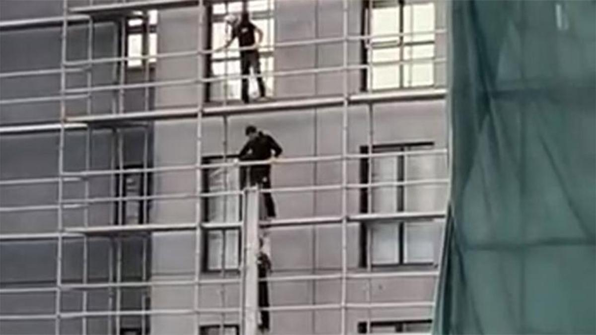 Bursa'da yürekleri ağza getiren görüntüler: Metrelerce yüksekte hiçbir güvenlik önlemi almadan çalıştılar!