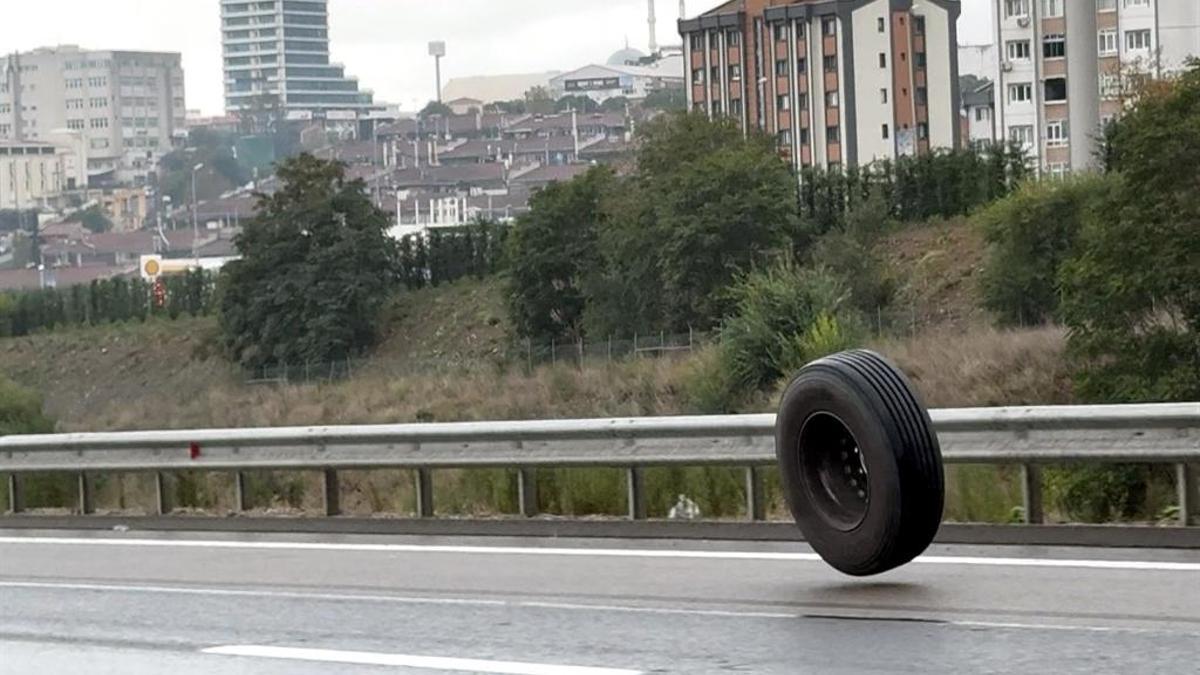 Başakşehir'de otoyolda kopan TIR lastiği tehlike yarattı