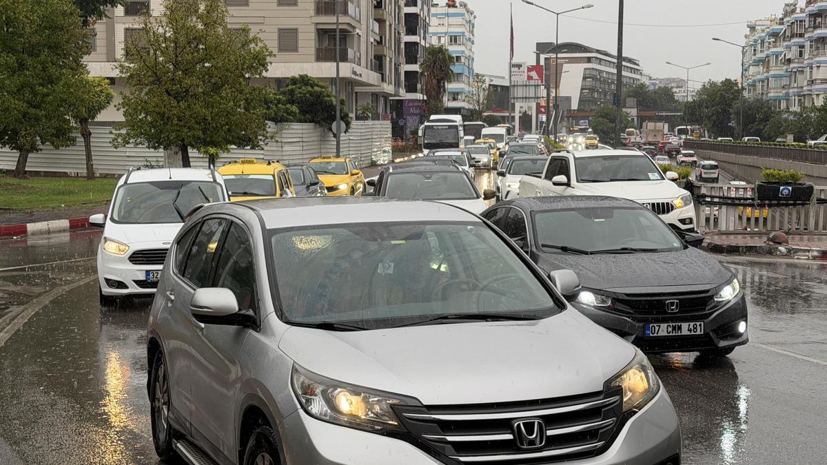 Antalya’da sağanak trafiği olumsuz etkiledi
