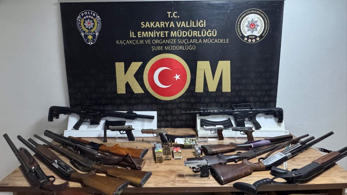 Sakarya’da ruhsatsız silah ve kaçak ürün operasyonu