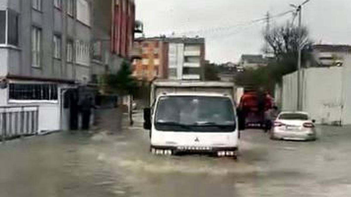 Avcılar'da rögarlar taştı; sokaklar su altında kaldı