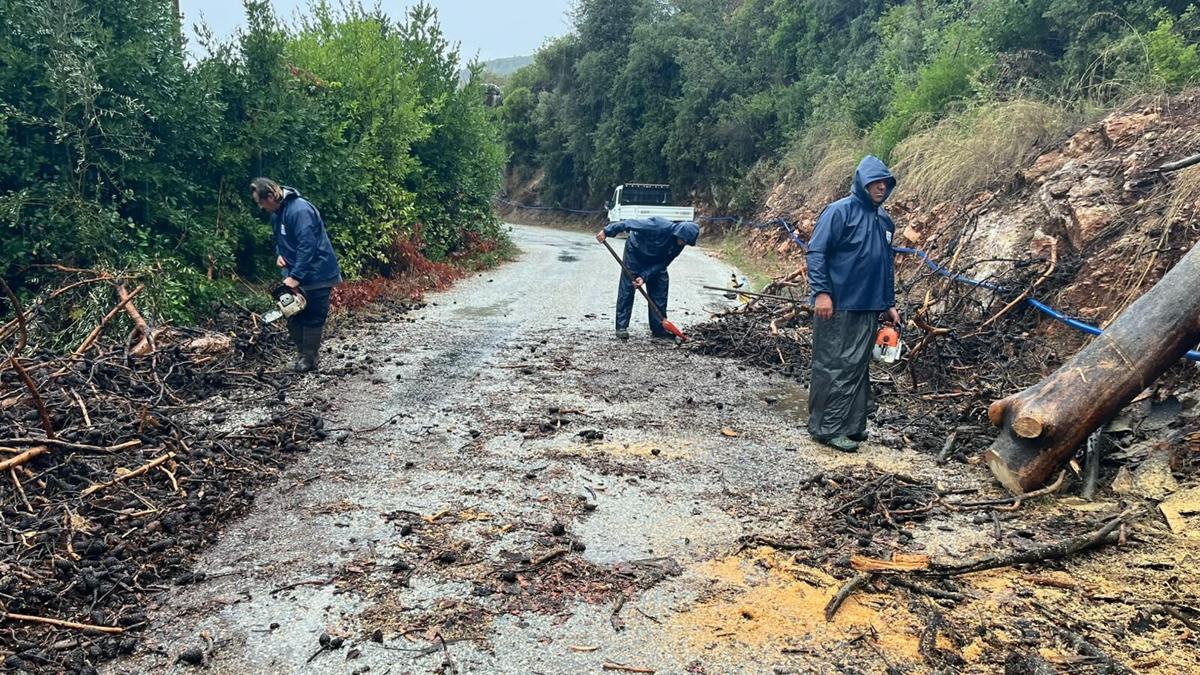 Marmaris'te belediye ekiplerinden sağanak mesaisi