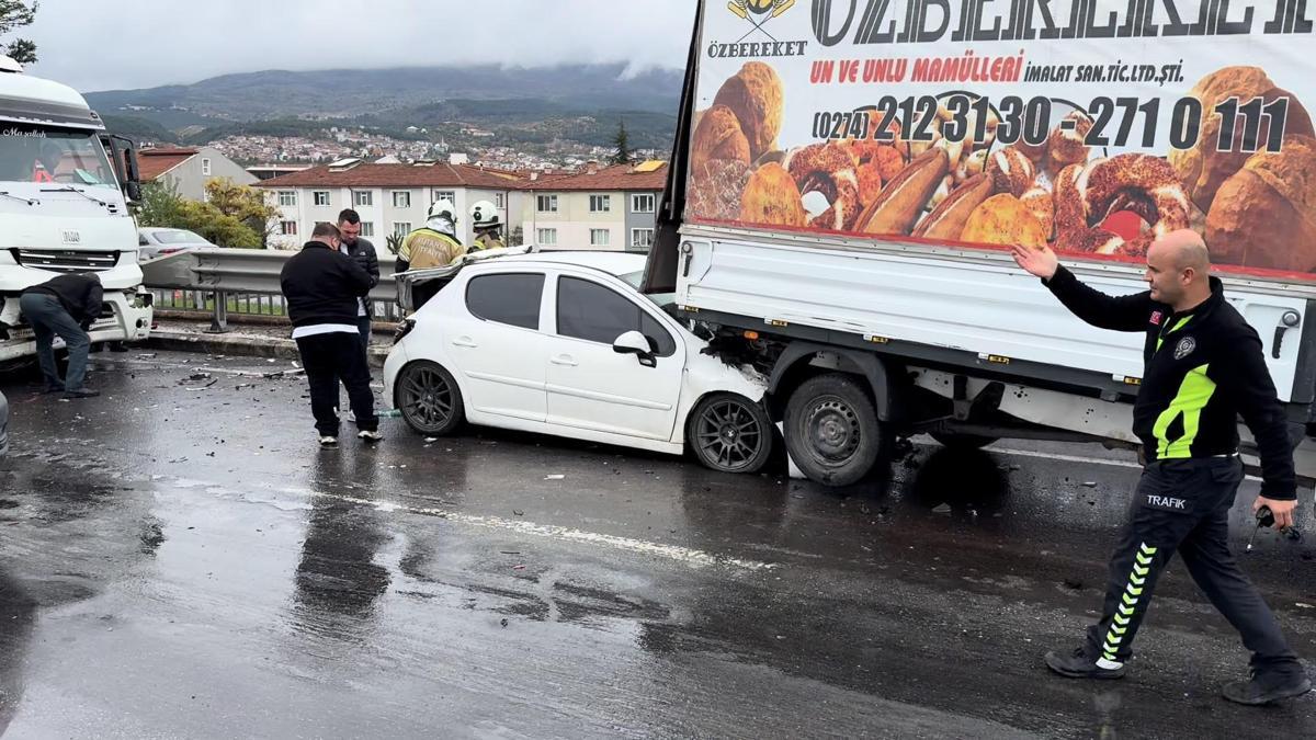 Kütahya’da 5 aracın karıştığı zincirleme kaza: 1 yaralı