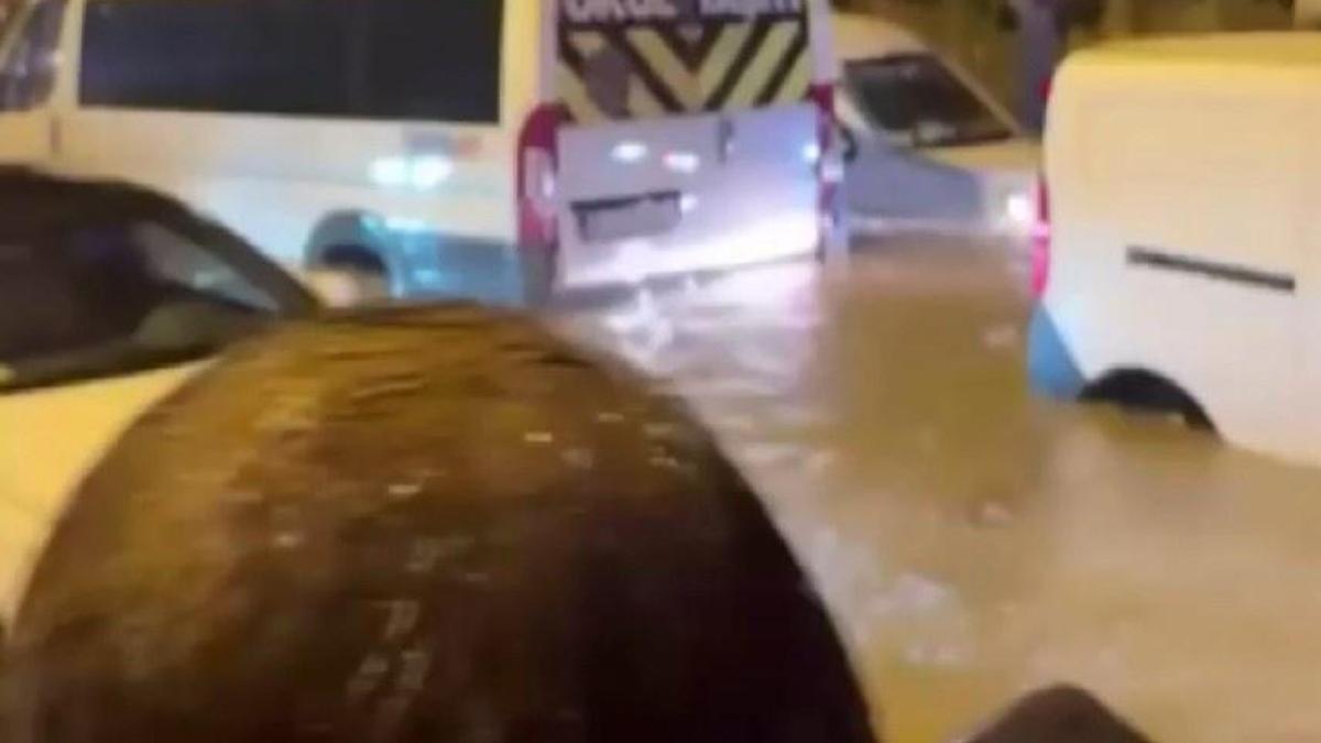 Beşiktaş'ın tesislerine giden yolu su bastı: Araçlar mahsur kaldı