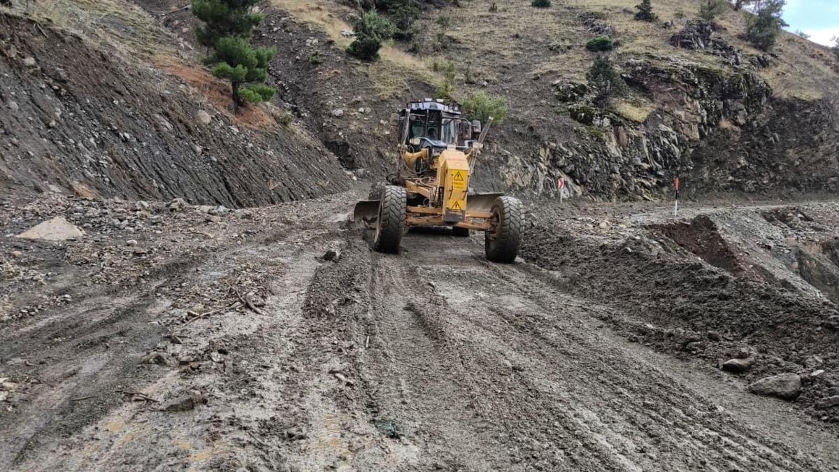 Kayseri’de kış öncesi kırsal yollarda kar direkleri dikim çalışması yapıldı