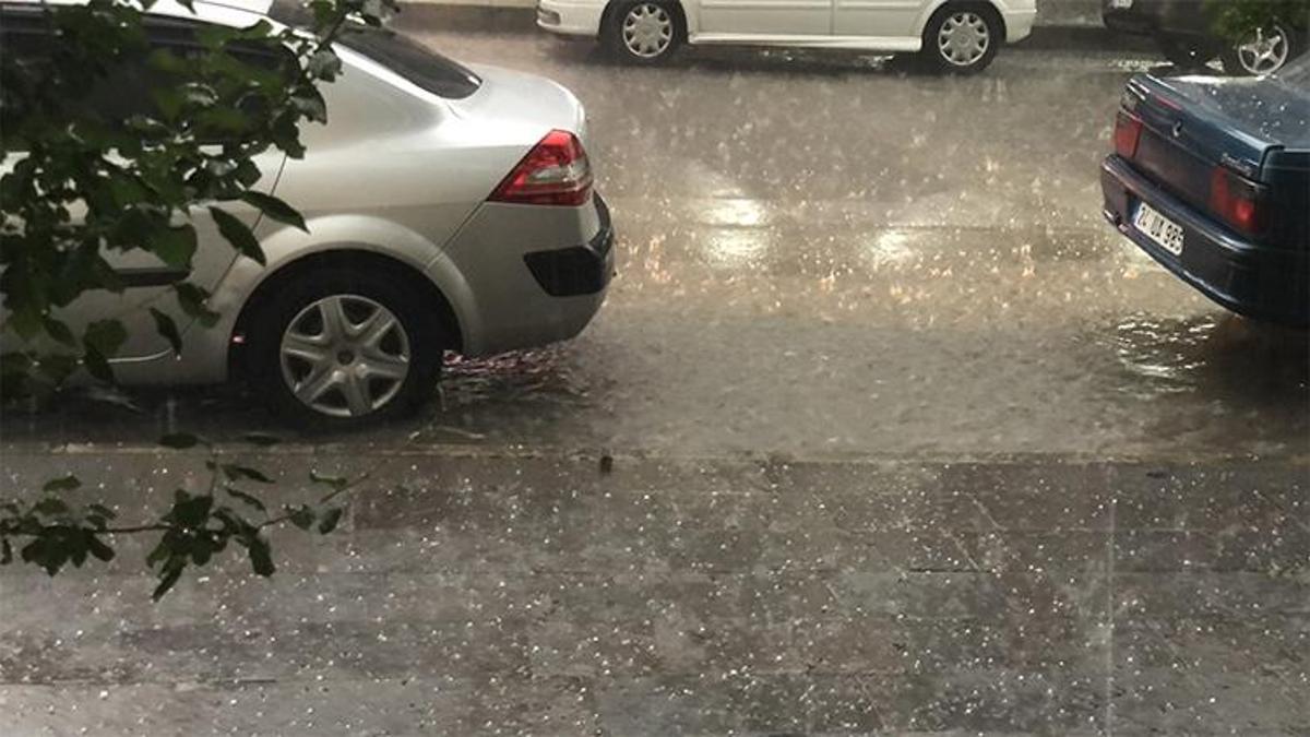 Erzincan’da aniden bastırdı, hayat durma noktasına geldi: Vatandaşlar dükkanlara sığındı!