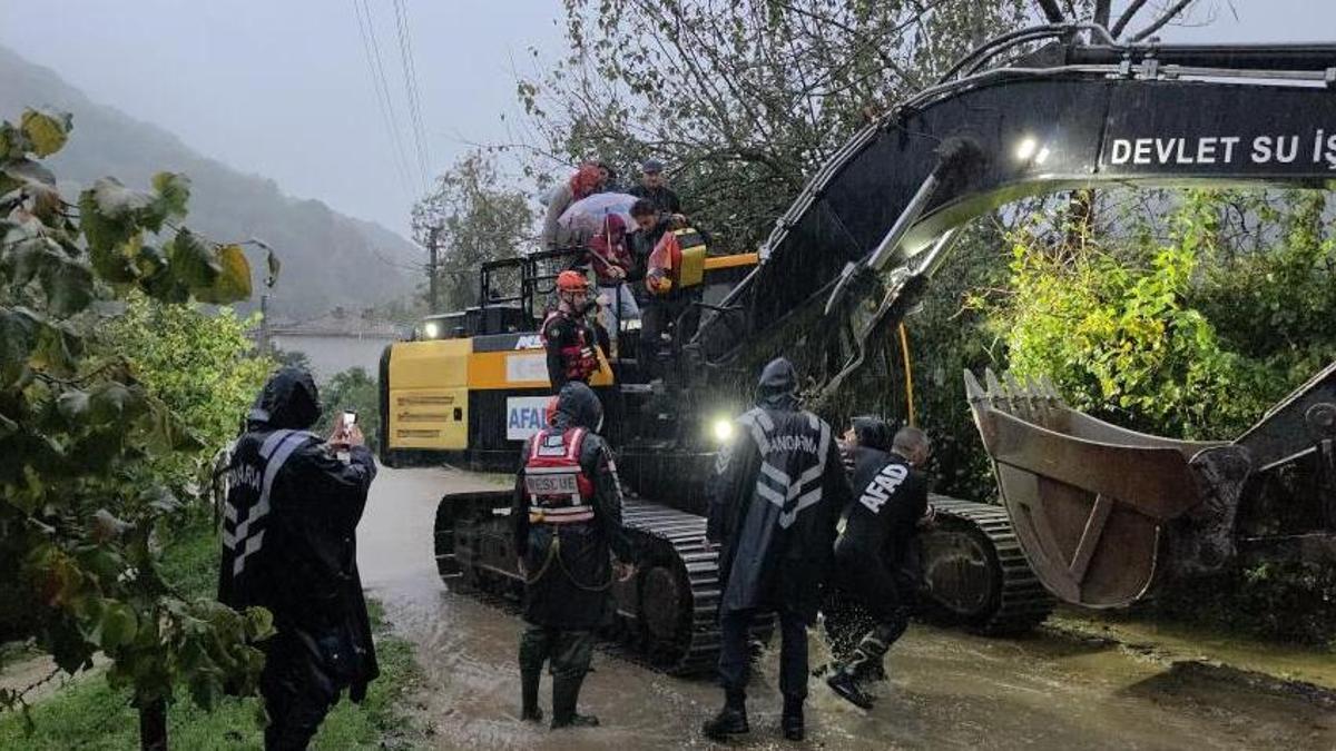 Sakarya'da felaket! Dere taştı, 48 kişi mahsur kaldı