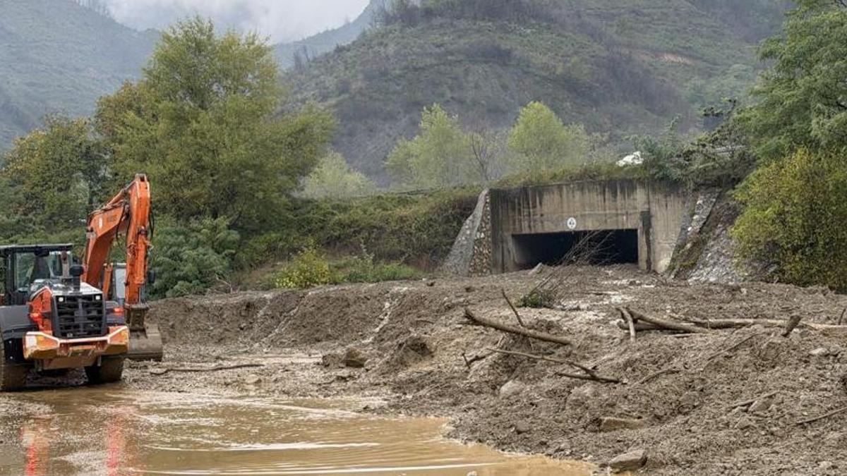 Sakarya'da toprak kayması! 2 mahalleye giriş kapandı