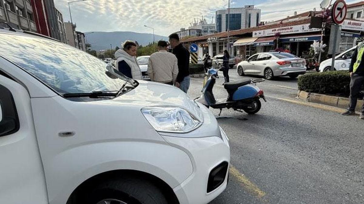 Otomobil seyir halindeki motosiklete çarptı sürücü yaralandı