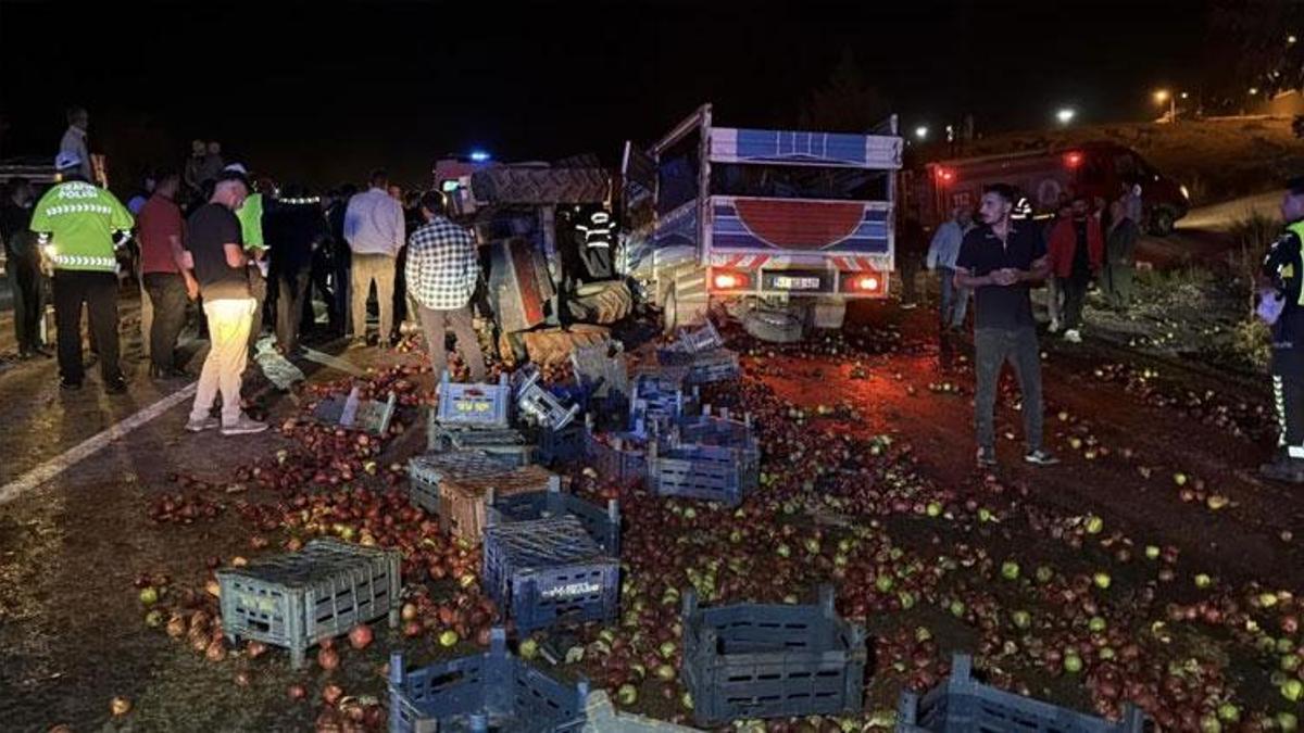 Kamyonet gübre yüklü traktöre arkadan çarptı