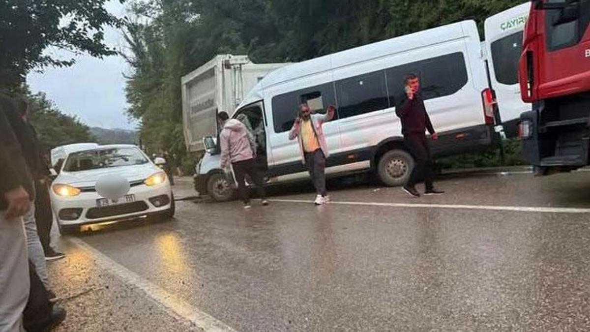 Minibüsün kamyonla çarpıştığı kazada 1 kişi hayatını kaybetti 18'i öğrenci 23 kişi yaralandı