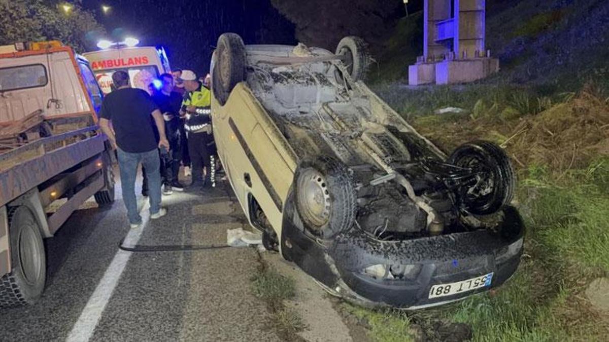 Hafif ticari araç 30 metrelik şarampole yuvarlandı