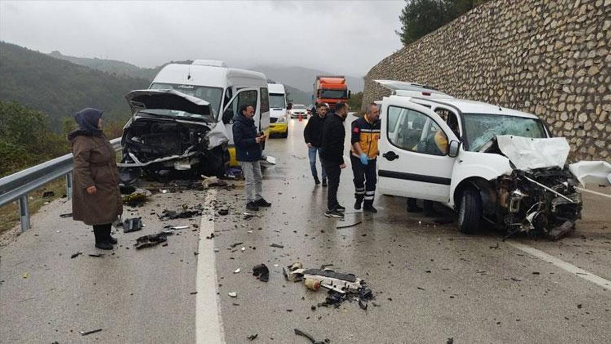 Yolcu minibüsü ticari araç ile kafa kafaya çarpıştı 1 kişi hayatını kaybetti