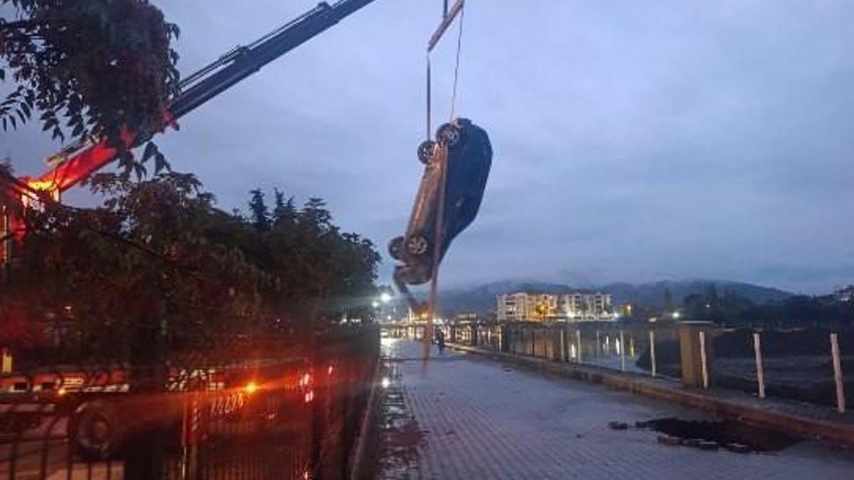 Çorum'da yolda oluşan çukura otomobil düştü