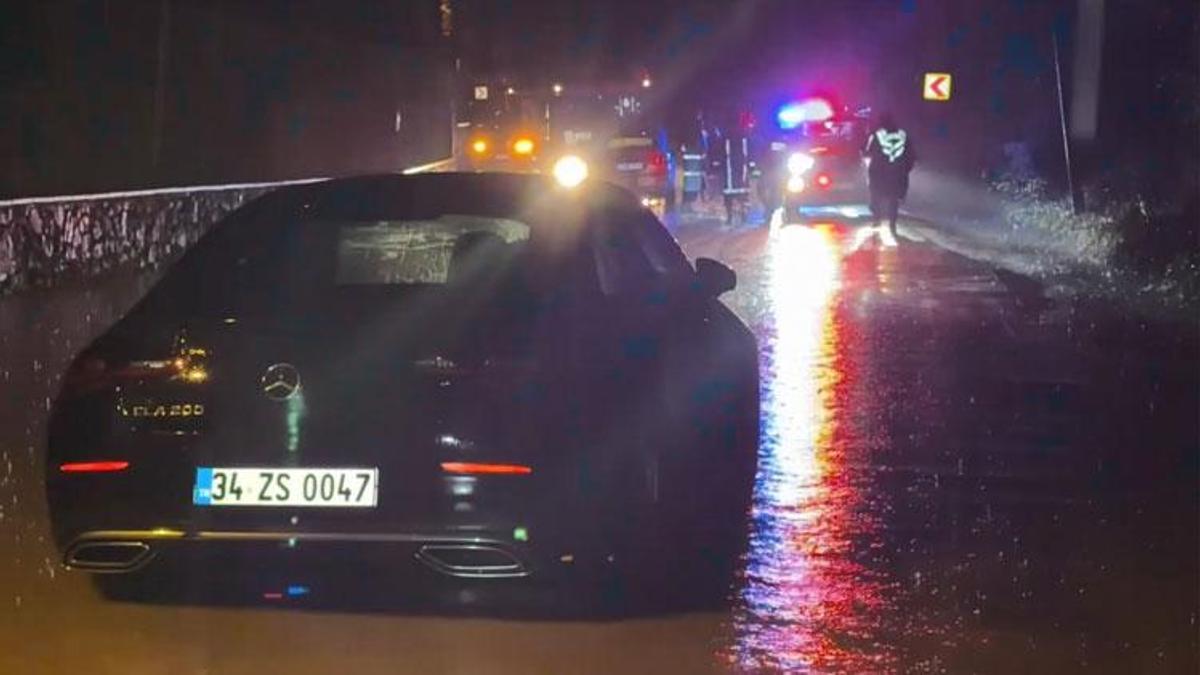 Sağanak yağış nedeniyle otomobilde mahsur kalan 2 kişi kurtarıldı