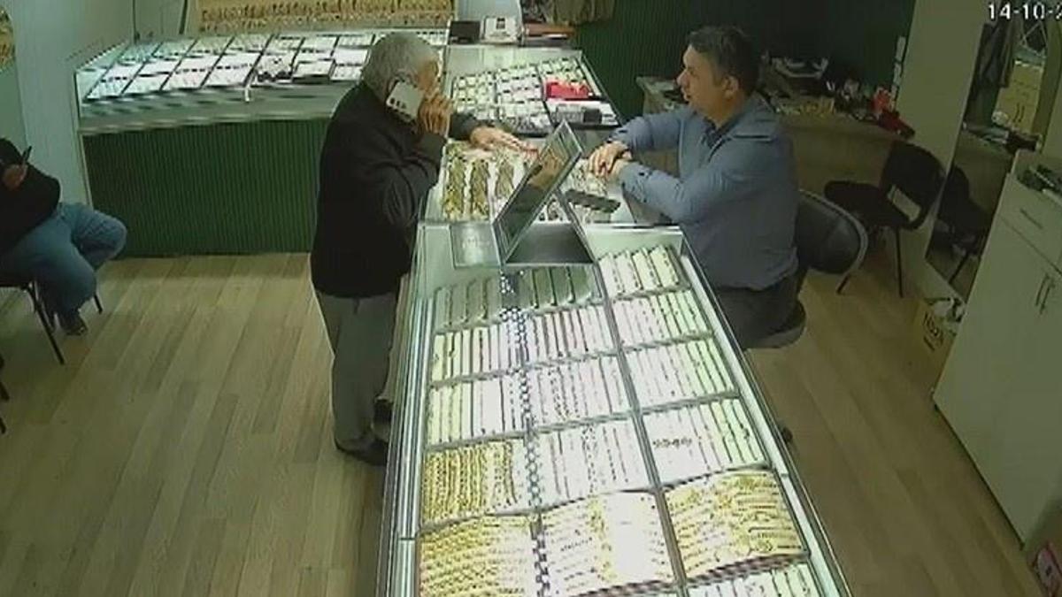 78 yaşındaki adam altınlarını bozdurmaya geldi! Sarrafın fark ettiği ayrıntı dolandırıcılığı önledi