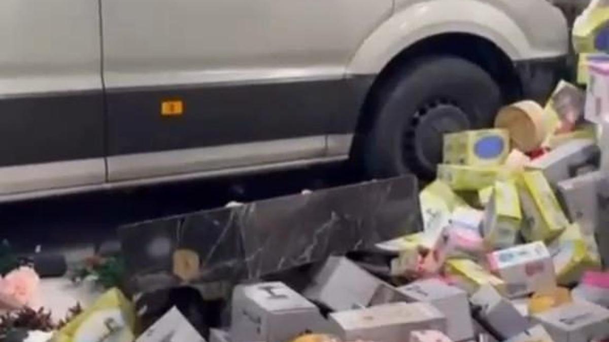 Mağazaya giren minibüsün altında kalmaktan son anda kurtuldular