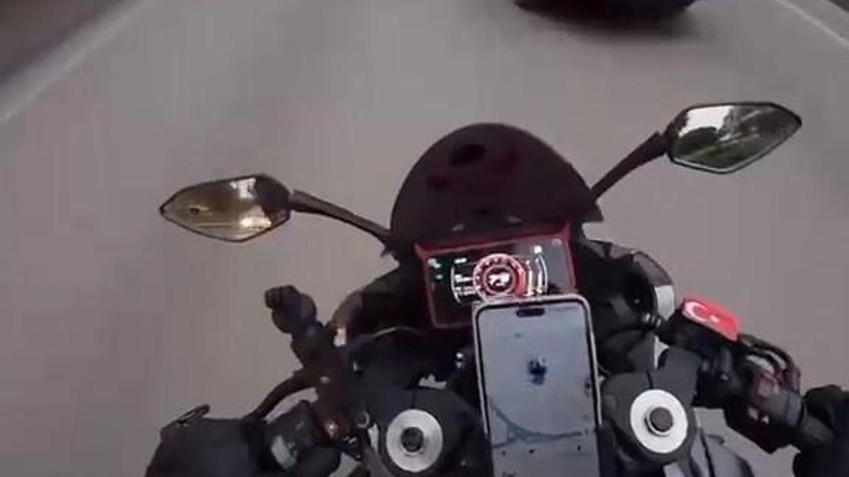 Şerit değiştiren araçtan motosikletiyle kaçarken başka otomobile çarptı