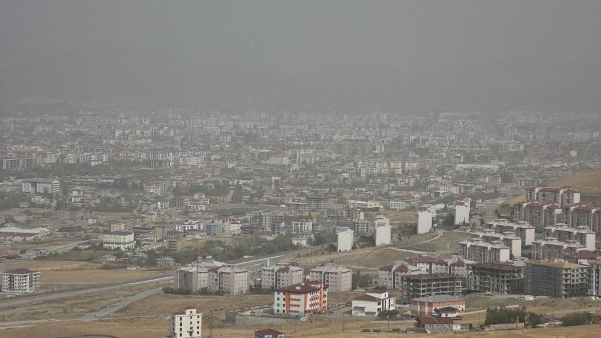 Van'da toz taşınımı! Gündüz bir andan karanlığa döndü