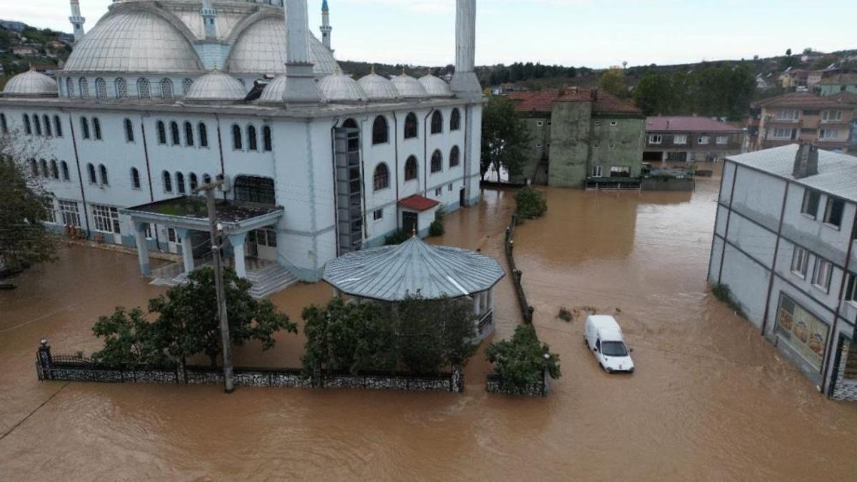 Sel mahalleyi yuttu! Sular 50 santimetreye ulaştı
