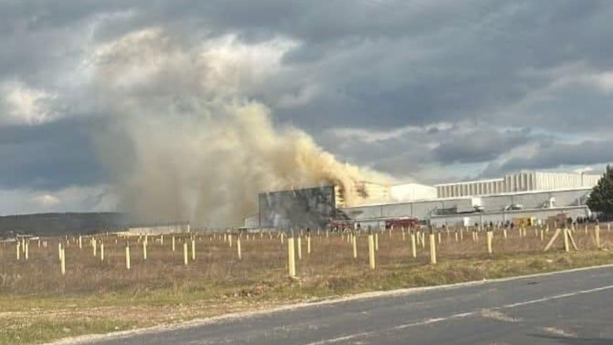 İlaç fabrikasında yangın! 3 saatte kontrol altına alındı