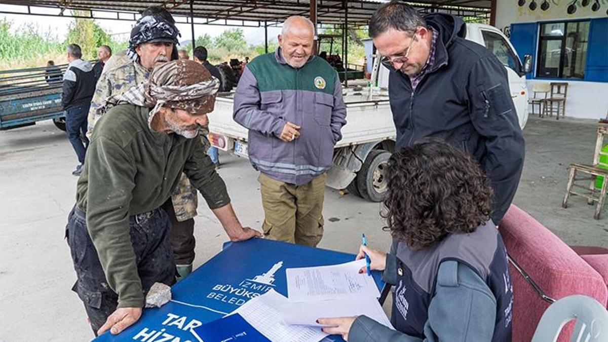 İzmir'in 12 ilçesinde harekete geçildi! Üreticiye büyük destek: 30 ton bedava dağıtıldı