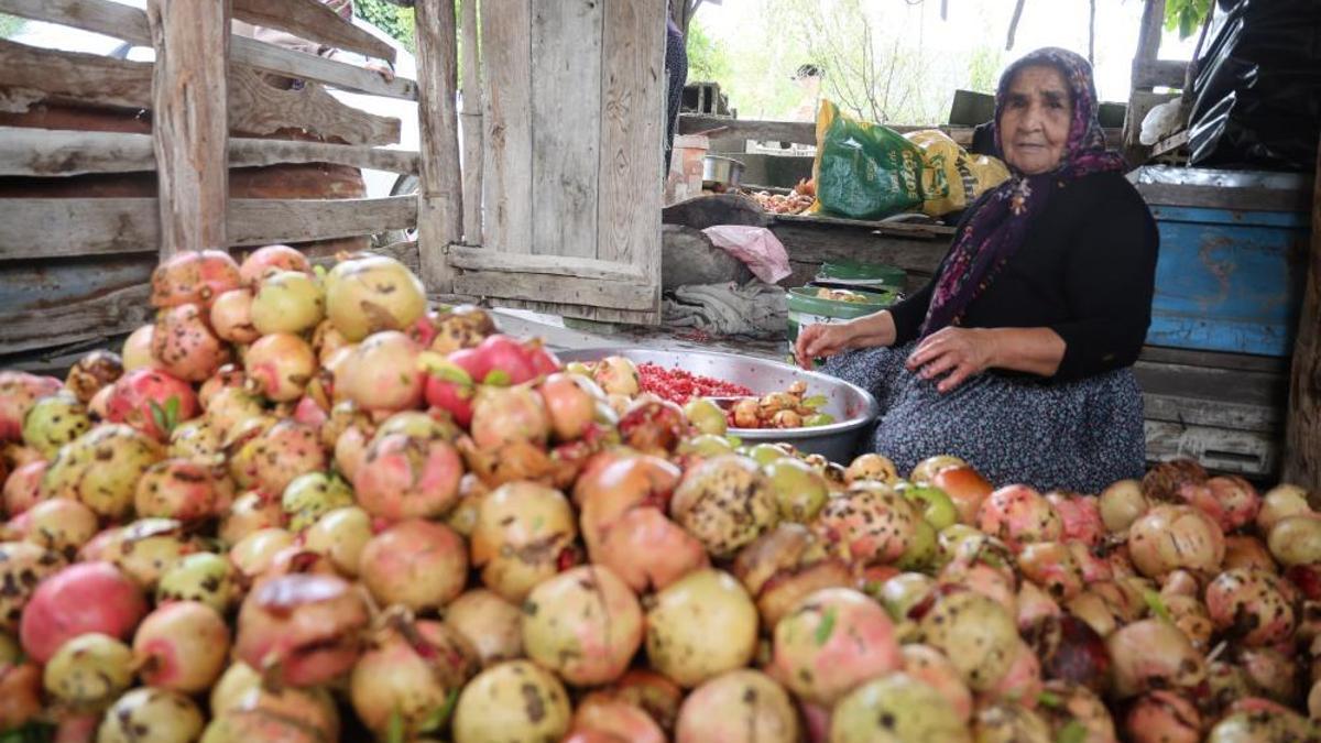 1,5 ton nardan yaklaşık 60 kilo nar ekşisi çıkıyor! El yapımı ürünün kilosunu 750 liraya satıyorlar