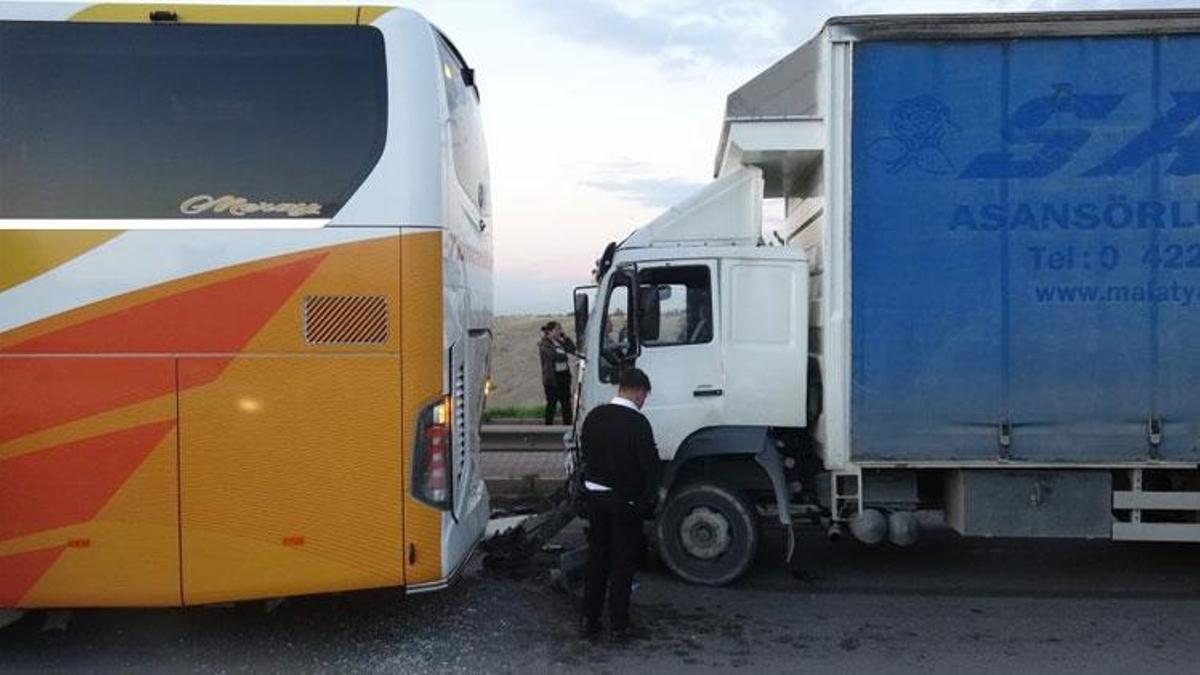 Yolcu otobüsü ile nakliye kamyonu çarpıştı viyadükte trafik kilitlendi