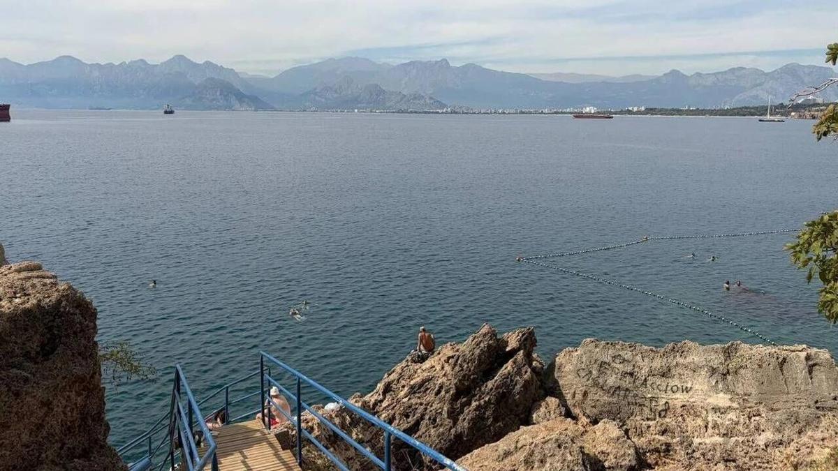 Vatandaşlar tepki gösterdi, imza topladı: Antalya’daki plaj yeniden açıldı