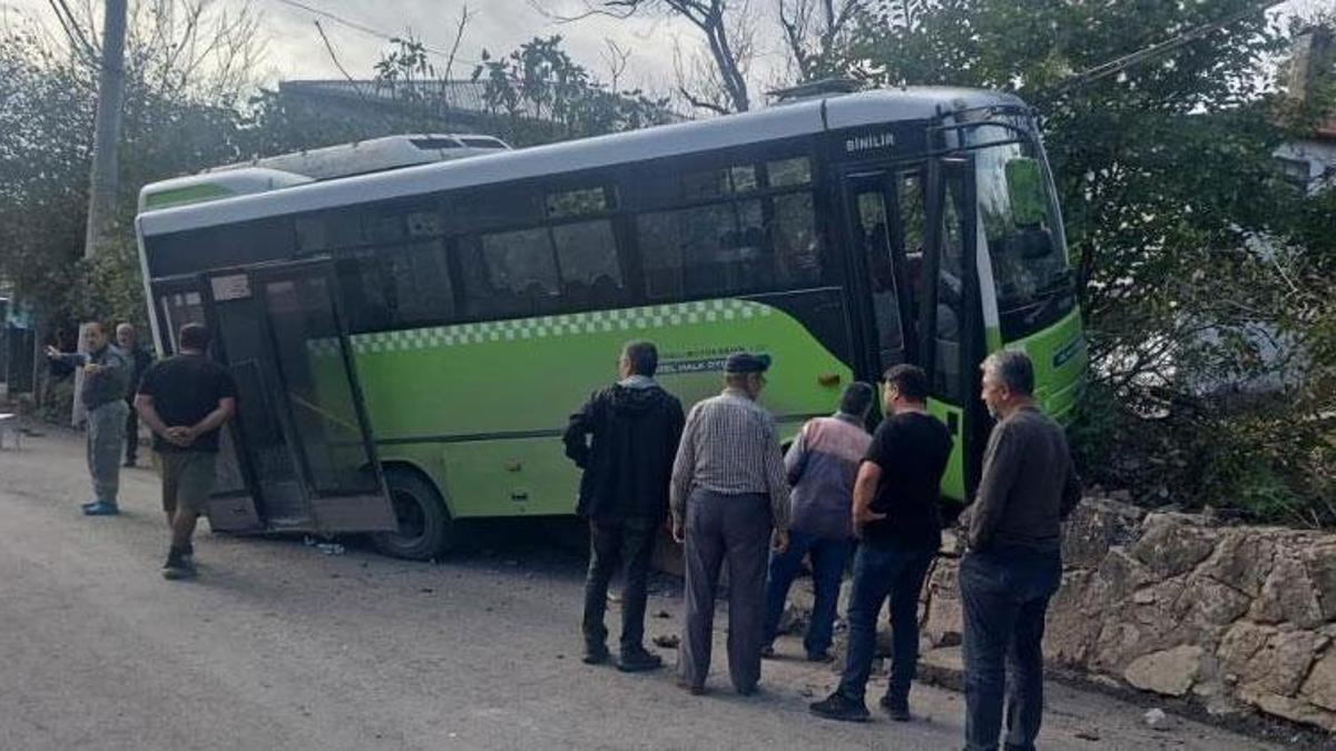 Özel halk otobüsü duvara çarptı kazada 10 yolcu yaralandı