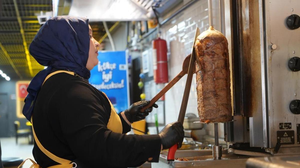 'Erkek işi' deyip desteklemediler! Genç kadın, 20 yaşında döner ustası oldu
