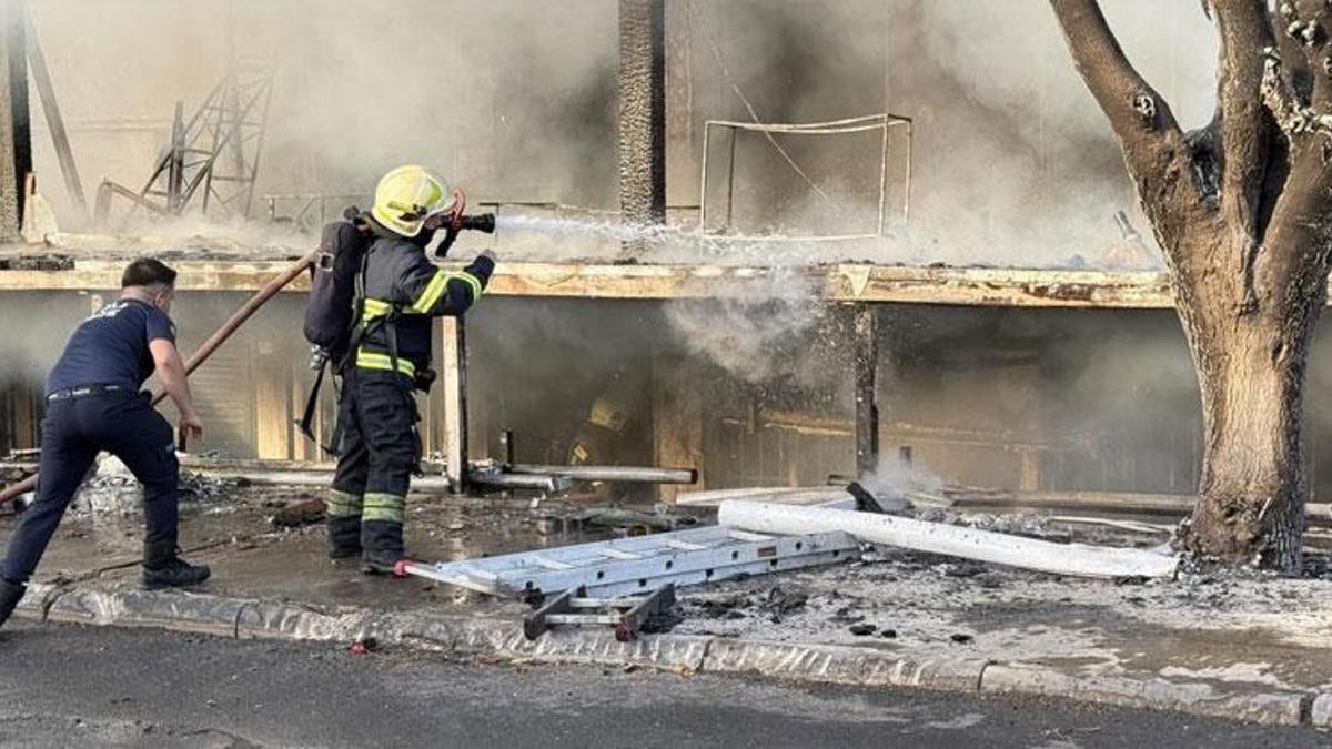 Alev topuna dönen depo 15 dakikada kül oldu