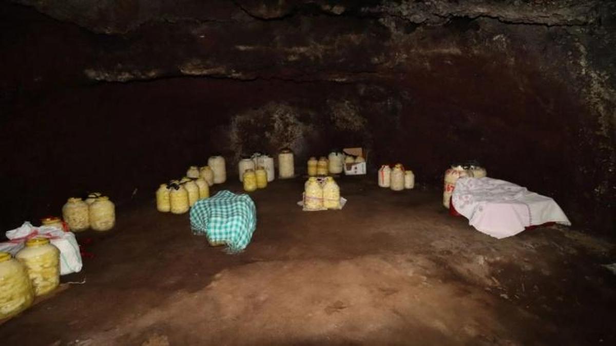 Siverek’te şaşırtan kullanım: Tarihi kaya mezarda peynir saklanıyor
