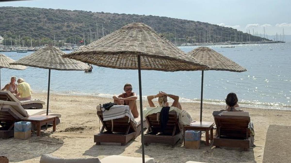Kışa aldırmadılar, güneşi görünce denize akın ettiler