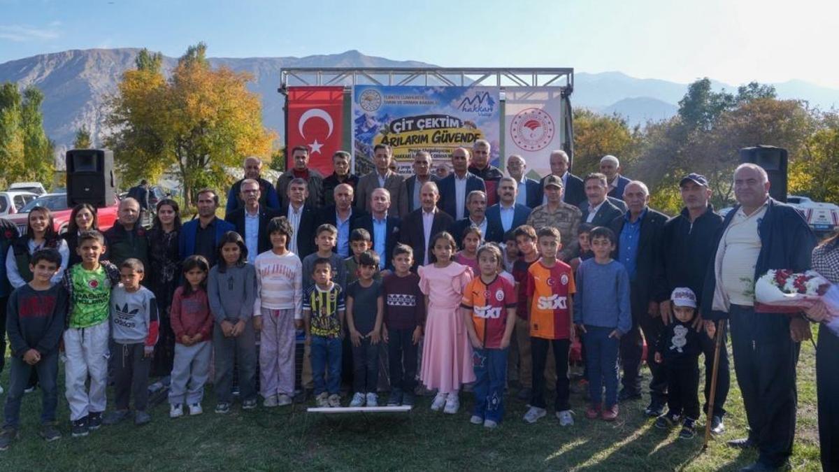 Hakkari’de 262 arıcıya güneş panelli elektrikli çit desteği