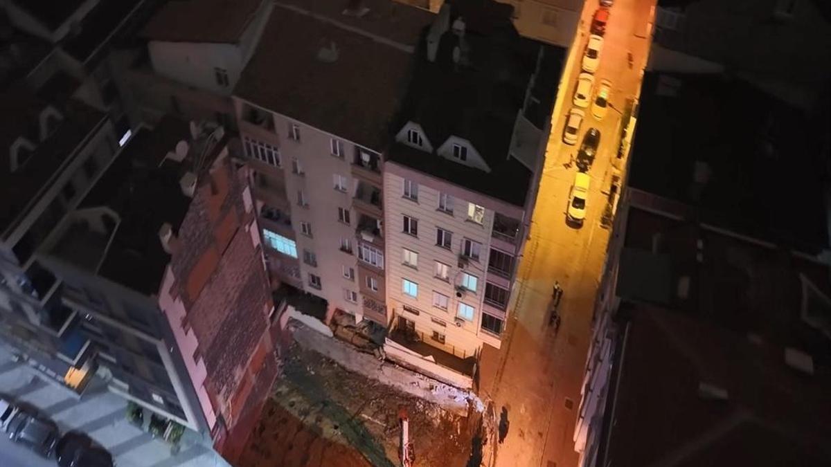 Duvar yıkıldı, bina sakinleri sokağa çıktı: 20 daire tahliye edildi