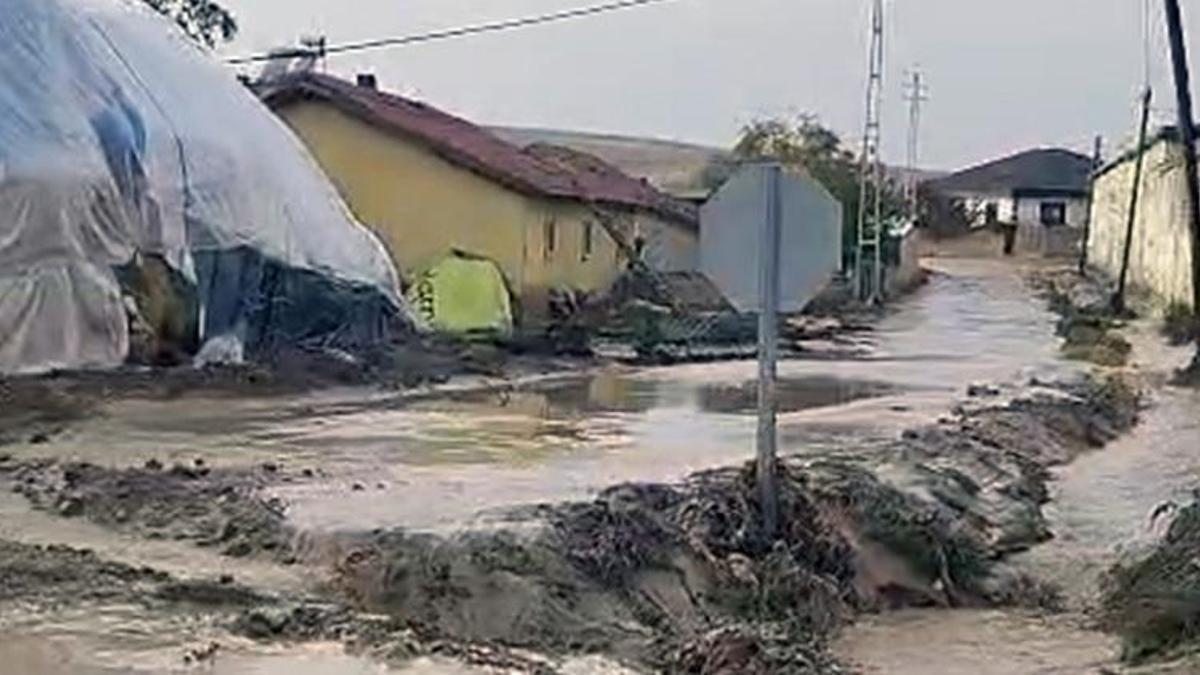 Aksaray’da etkili olan sağanak, yer yer su baskınlarına neden oldu!
