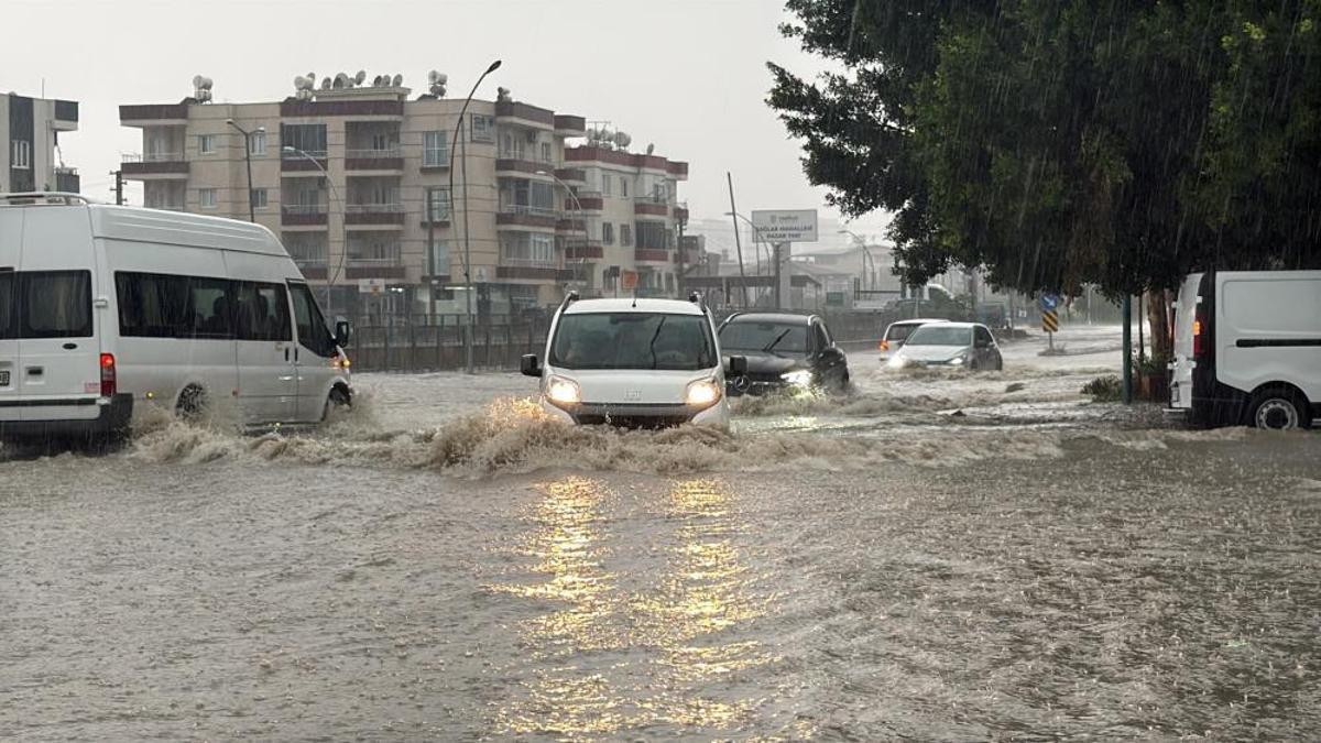 Sağanak yağış hayatı olumsuz etkiledi! Yollar ve bahçeler su altında kaldı