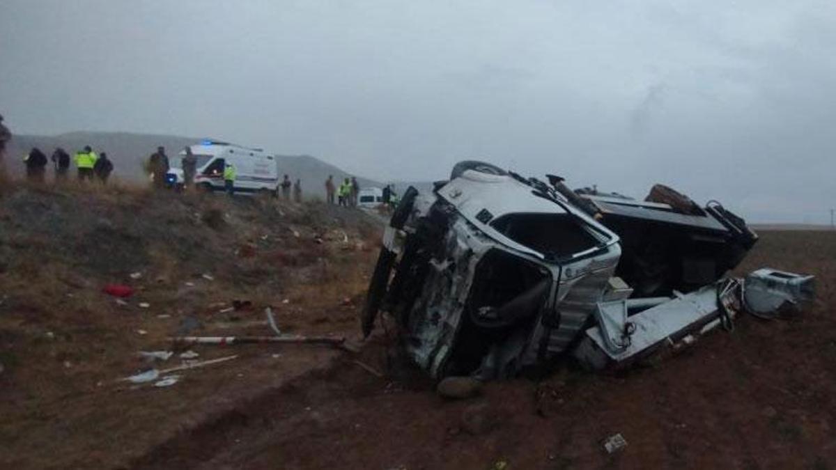 Van-Başkale karayolundaki feci trafik kazasında 3'ü ağır 12 kişi yaralandı