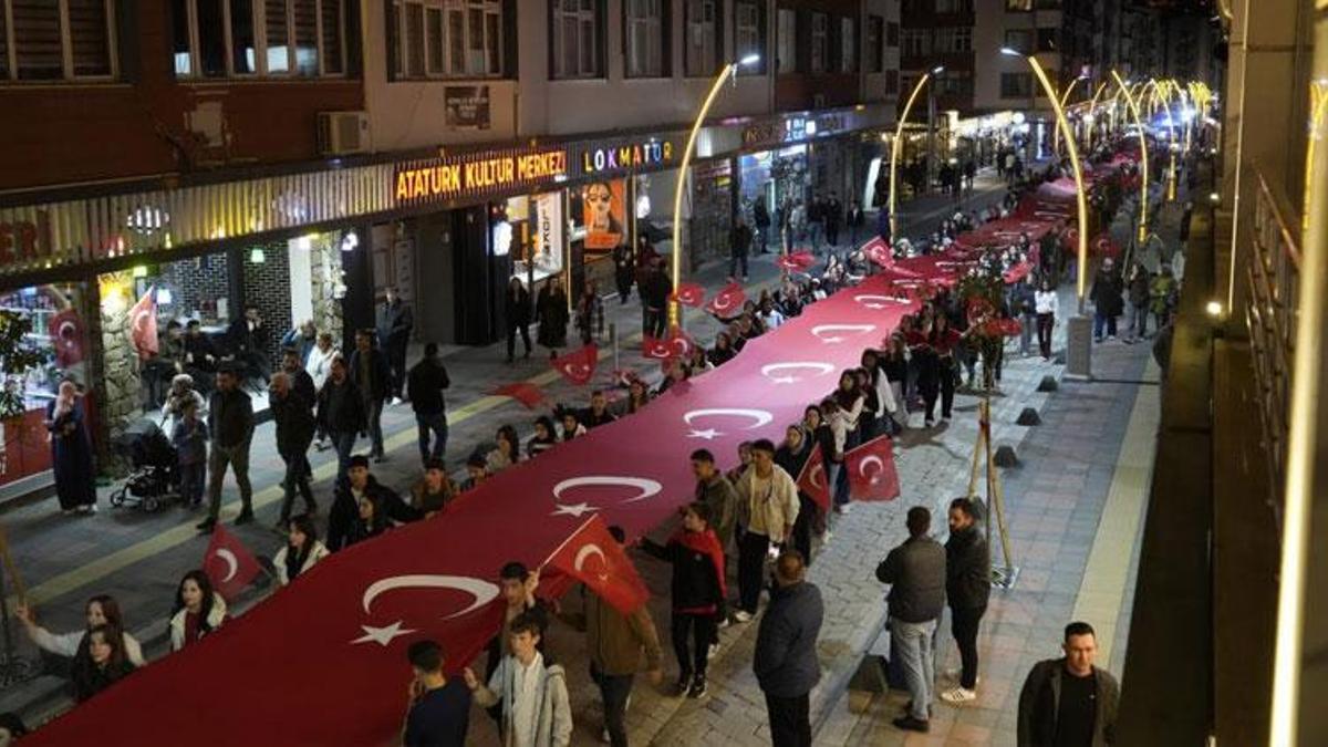 Meşaleler ve marşlar eşliğinde Cumhuriyet yürüyüşü