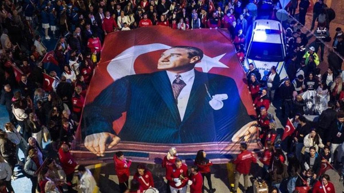 Cumhuriyet'in 103'üncü yıl dönümünde Kuşadası'nda 250 metrelik dev Türk bayrağı açıldı