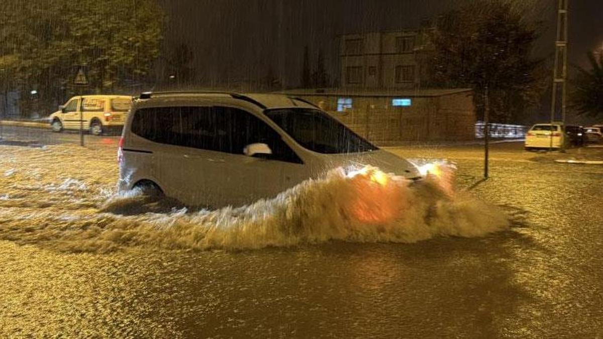 Şiddetli yağışlar hayatı felç etti şehirde birçok araç mahsur kaldı